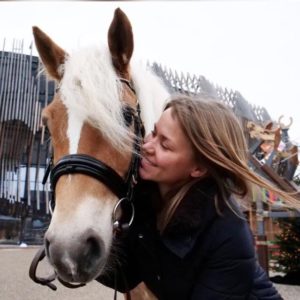 Read more about the article Entspannter Umgang mit dem Pferd – Tipps von Angela Koberstädt (EQUILA)